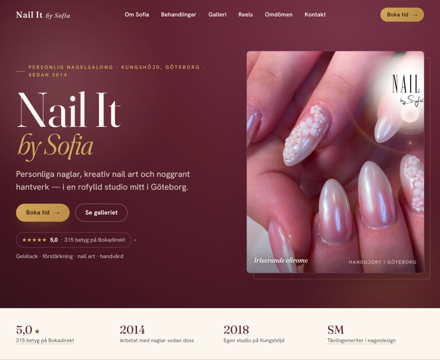 Startsidan i webbkonceptet för Nail It by Sofia: ordmärket i vitt och guld mot djupt vinrött, en kort ingress om personliga naglar och kreativ nail art, knapparna Boka tid och Se galleriet, samt ett stort närbildsfoto av irisrande nageldesign.