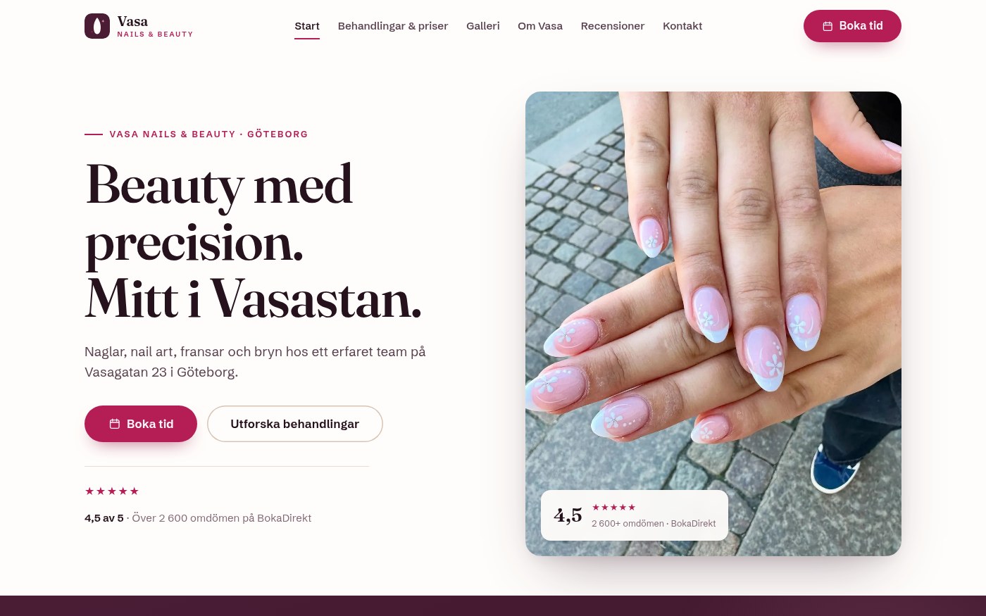 Startsidan i webbkonceptet för Vasa Nails & Beauty med rubriken Beauty med precision. Mitt i Vasastan. bredvid ett foto på ljusblå och rosa nageldesign.