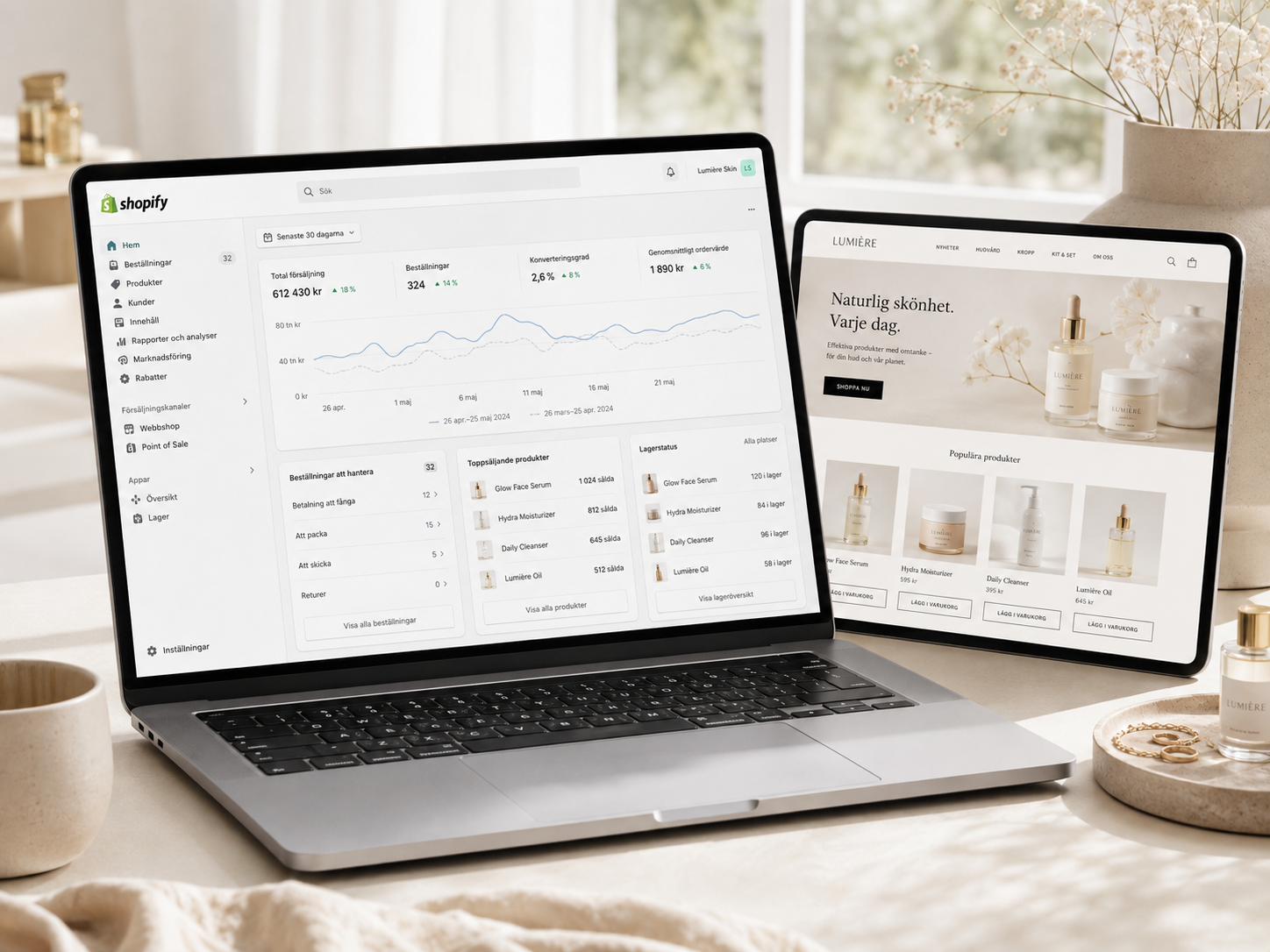 Butikens administration på en laptop och den publika webbutiken på en surfplatta — illustrativt koncept